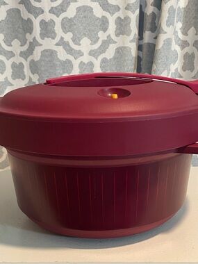 Tupperware pressure cooker cranberry 3 QT